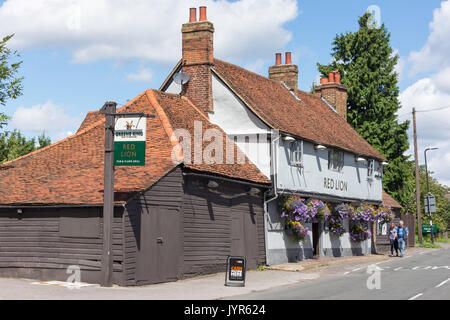 16th century The Red Lion Pub, St Marys Road, Langley, Berkshire, England, United Kingdom Stock Photo