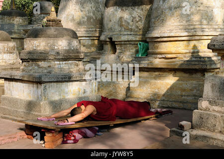 Buddhistic monk prayer. Mahabodhy Temple in Bodhgaya, Bihar, India Stock Photo