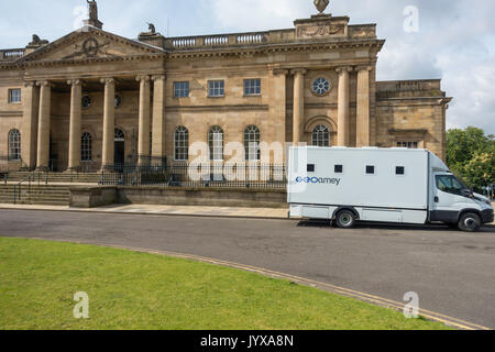 York Crown Court with a Geoamey prison van.  The court has no rear access for vehicles and prisoners are taken to and from court through the front Stock Photo