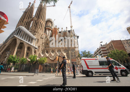 Barcelona, Spain. 20th Aug, 2017. Policemen stand guard near the Sagrada Familia in Barcelona, Spain, on Aug. 20, 2017. A total of 14 fatalities occurred in two terrorist attacks in the Spanish cities of Barcelona and Cambrils that also hurt about 126 people of 34 different nationalities. Credit: Xu Jinquan/Xinhua/Alamy Live News Stock Photo