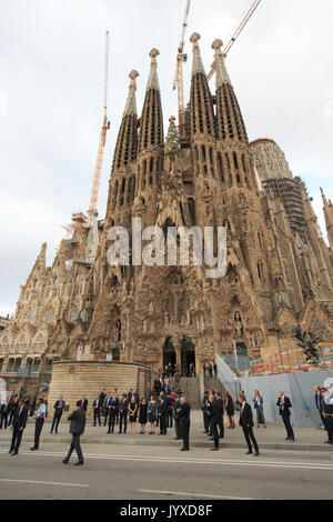Barcelona, Spain. 20th Aug, 2017. People stand in front of the Sagrada Familia before a mass to commemorate victims of two devastating terror attacks in Barcelona, Spain, on Aug. 20, 2017. A total of 14 fatalities occurred in two terrorist attacks in the Spanish cities of Barcelona and Cambrils that also hurt about 126 people of 34 different nationalities. Credit: Xu Jinquan/Xinhua/Alamy Live News Stock Photo