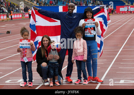 Birmingham, UK. 20th Aug, 2017. Sir Mo Farah poses with his family after competing in his last ever UK track event Credit: Michael Buddle/Alamy Live News Stock Photo