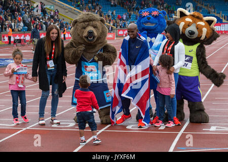 Birmingham, UK. 20th Aug, 2017. Sir Mo Farah poses with his family after competing in his last ever UK track event Credit: Michael Buddle/Alamy Live News Stock Photo