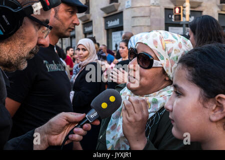 Barcelona, Spain. 20th Aug, 2017. The Muslim community of Barcelona pays tribute to the victims of the terrorist attack in Barcelona. A muslim woman speaks to the media Credit: SOPA Images Limited/Alamy Live News Stock Photo