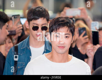 U-Know Yunho and Max Changmin (TVXQ), Aug 21, 2017 : U-Know Yunho (front) and Max Changmin of K-pop duo TVXQ arrive at the Gimpo International Airport in Seoul, South Korea before they depart to Tokyo, Japan to hold a press conference. The K-pop boy band began three-country 'Asian Press Tour' in Seoul on Monday to mark their resumption of activities after they were discharged from about two years of mandatory military service. They will hold a press conference in Tokyo on August 21 and in Hong Kong on August 22, 2017, according to local media. Credit: Lee Jae-Won/AFLO/Alamy Live News Stock Photo