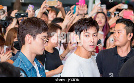 U-Know Yunho and Max Changmin (TVXQ), Aug 21, 2017 : U-Know Yunho (R) and Max Changmin of K-pop duo TVXQ arrive at the Gimpo International Airport in Seoul, South Korea before they depart to Tokyo, Japan to hold a press conference. The K-pop boy band began three-country 'Asian Press Tour' in Seoul on Monday to mark their resumption of activities after they were discharged from about two years of mandatory military service. They will hold a press conference in Tokyo on August 21 and in Hong Kong on August 22, 2017, according to local media. Credit: Lee Jae-Won/AFLO/Alamy Live News Stock Photo