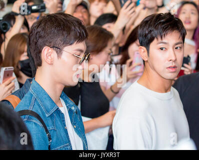 U-Know Yunho and Max Changmin (TVXQ), Aug 21, 2017 : U-Know Yunho (R) and Max Changmin of K-pop duo TVXQ arrive at the Gimpo International Airport in Seoul, South Korea before they depart to Tokyo, Japan to hold a press conference. The K-pop boy band began three-country 'Asian Press Tour' in Seoul on Monday to mark their resumption of activities after they were discharged from about two years of mandatory military service. They will hold a press conference in Tokyo on August 21 and in Hong Kong on August 22, 2017, according to local media. Credit: Lee Jae-Won/AFLO/Alamy Live News Stock Photo