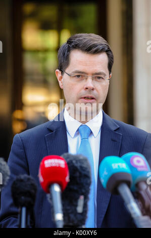 Belfast, Northern Ireland.  27/03/2017 - Secretary of State for Norhern Ireland, James Brokenshire, gives a press statement on failure of the main politicial parties to agree a coalition government in Northern Ireland outside Stormont House. Stock Photo