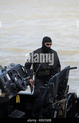 Vienna, Austria. 21st Aug, 2017.   EKO Cobra / DSE and international police special units from Germany, Slovakia, Slovenia and Hungary took part in a terrorist exercise in Vienna.   Germany: Officials of the Special Operations Command (SEK) Nordbayern, the Special Operations Command (SEK) Southern Bavaria with an access boat as well as the Federal Border Guard 'GSG 9'.  Slovakia: Officials of the antiterror unit 'LYNX-Command' with two helicopters. Credit: Franz Perc/Alamy Live News Stock Photo