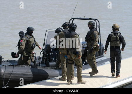 Vienna, Austria. 21st Aug, 2017.   EKO Cobra / DSE and international police special units from Germany, Slovakia, Slovenia and Hungary took part in a terrorist exercise in Vienna.   Germany: Officials of the Special Operations Command (SEK) Nordbayern, the Special Operations Command (SEK) Southern Bavaria with an access boat as well as the Federal Border Guard 'GSG 9'.  Slovakia: Officials of the antiterror unit 'LYNX-Command' with two helicopters. Credit: Franz Perc/Alamy Live News Stock Photo