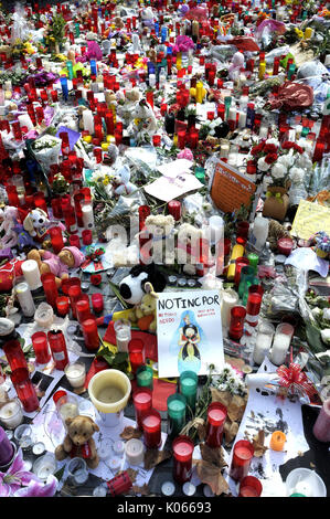 Las Ramblas, Barcelona, Spain. 20th Aug, 2017. People bring flowers, light up candles and leave dolls prayers and meditations At the beginning of the Ramblas to pay tribute to the victims of the terrorist attack in Barcelona. Credit: fototext/Alamy Life News Stock Photo