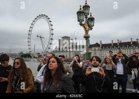 London, UK. 21st Aug, 2017. Crowds gather on Westminster Bridge. Big Ben  bongs at midday and is expected to be silent until 2021 except on special occasions such as Remembrance Sunday and New Years Eve. This is so essential repair work can take place. Credit : claire doherty Alamy/Live News. Stock Photo