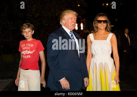 US President Donald J. Trump (C), with First Lady Melania Trump (R) and their son Barron (L), walks to the White House from Marine One on the South Lawn of the White House in Washington, DC, USA, 20 August 2017. President Trump is returning to Washington after his 2 week working vacation in New Jersey. Credit: Jim LoScalzo / Pool via CN  - NO WIRE SERVICE - Photo: Jim Lo Scalzo/EPA-POOl/Consolidated/dpa Stock Photo