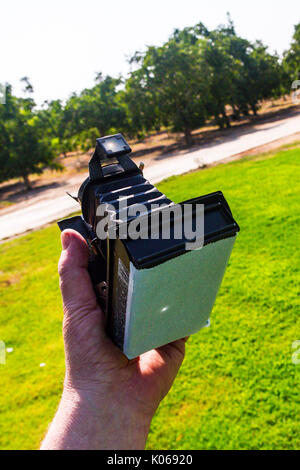 Modesto, California, USA. 21st Aug, 2017. a man holds a solar eclipse viewer made from a 100 year old Kodak camera with some parchment paper used for baking to watch the progress of the eclipse. Credit: John Crowe/Ģ����ý Live News Stock Photo