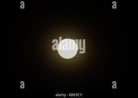Little Rock, Arkansas, USA. 21st Aug, 2017. The 2017 solar-eclipse in the sky above Arkansas viewed through protective film. Three Sunspots where visible during the event. Ten percent of the sun is still visible during totality at this location according to NASA. Credit: TruvuMedia/Ģ����ý Live News Stock Photo
