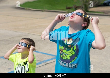 Vernon, Alabama, USA. 21st Aug, 2017. These two young kids were enjoying the solar eclipse on Monday Aug. 21st 2017, in Vernon, Alabama. Credit: Tim Thompson/Alamy Live News Stock Photo