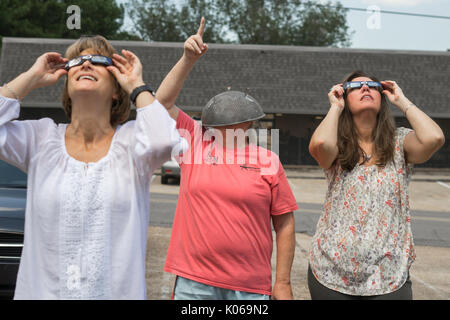 Vernon, Alabama, USA. 21st Aug, 2017. Whether eclipse glasses or a steel colander were used to protect the eyes, the solar eclipse was a sight to see. Annette Lovrich, Mac Edwards, and Beverly Farley, left to right, enjoy the view in Vernon, Alabama on Monday, Aug. 21st 2017. Credit: Tim Thompson/Alamy Live News Stock Photo