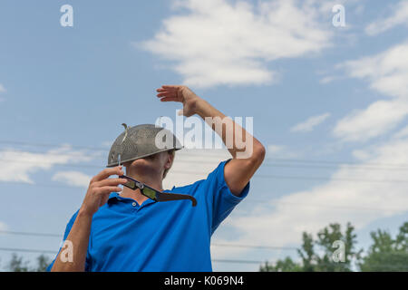 Vernon, Alabama, USA. 21st Aug, 2017. Joseph Burnett gave the colander a try, but went back to the glasses while viewing the solar eclipse on Monday Aug. 21st, 2017. Burnett was in Vernon, Alabama. Credit: Tim Thompson/Alamy Live News Stock Photo