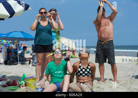 New Jersey, USA. 21st August, 2017. . 21st August  2017. The Solar Eclipse shown from Long Beach Island New Jersey, USA21st August  2017.  Men  Vewing the Eclipse on Long Beach Island, New Jersey, USA. Credit: Thomas Bowles/Ģ����ý Live News Stock Photo