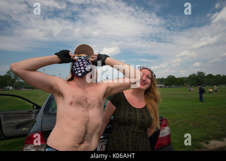 Amherst, USA. 21st Aug, 2017. American couple sharing eclipse glasses in Amherst MA Credit: Edgar Izzy/Alamy Live News Stock Photo