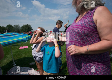 Amherst, USA. 21st Aug, 2017. Grandkids watch eclipse with Grammy. Credit: Edgar Izzy/Alamy Live News Stock Photo