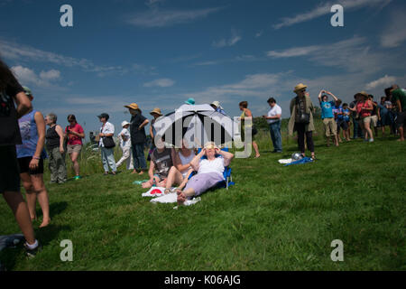 Amherst, USA. 21st Aug, 2017. Two daughters watch eclipse with Mom. Credit: Edgar Izzy/Alamy Live News Stock Photo