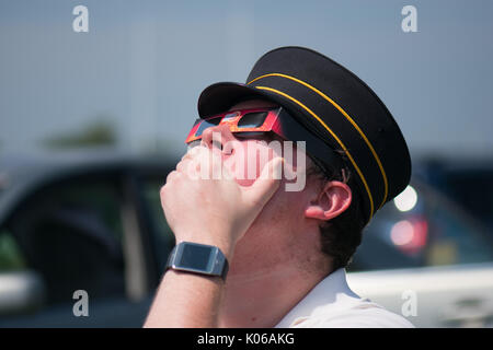 Amherst, USA. 21st Aug, 2017. A young man in awe of eclipse. Credit: Edgar Izzy/Alamy Live News Stock Photo