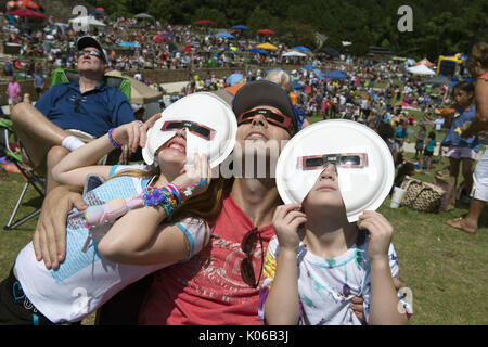 Woodstock, GA, USA. 21st Aug, 2017. Crowd of hundreds gather in north ...