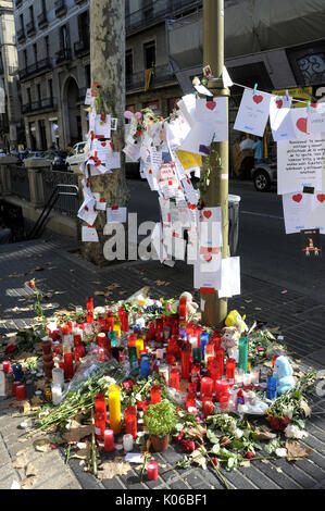 Ramblas, Barcelona, Spain. 20th  August 2017.People bring flowers, light up candles and leave dolls prayers and meditations At canaletas fontain as a symbol of the Ramblas attack  to pay  tribute  to the victims of  the terrorist attack in Barcelona. Credit: fototext/Alamy Life News Stock Photo