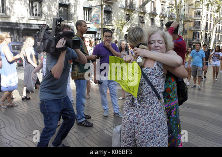 Ramblas, Barcelona, Spain. 20th  August 2017.People bring flowers, light up candles and leave dolls prayers and meditations At canaletas fontain as a symbol of the Ramblas attack  to pay  tribute  to the victims of  the terrorist attack in Barcelona. Credit: fototext/Alamy Life News Stock Photo