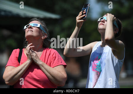 Marion, Illinois, USA. 21st Aug, 2017. A man looks into the sun using solar eclipse glasses in Marion, Illinois Credit: Gino's Premium Images/Alamy Live News Stock Photo