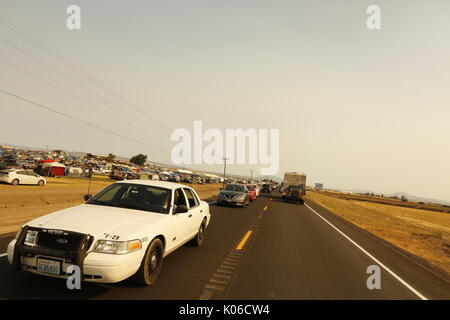 Madras, Oregon, USA. 21st Aug, 2017. Solar eclipse in Madras, Oregon, USA. Traffic was stop and go in many areas. An estimated 500,000 people descended on rural Oregon to watch the solar eclipse. Credit: Marcel Siegle/Alamy Live News Stock Photo