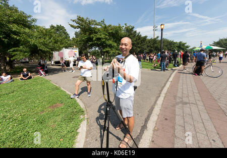 New York, United States. 21st Aug, 2017. New York, NY USA - August 21, 2017: Amature photographers set up cameras on tripods to view partial solar eclipse in Flushing Meadow-Corona Park in Queens borough of New York Credit: lev radin/Ģ����ý Live News Stock Photo