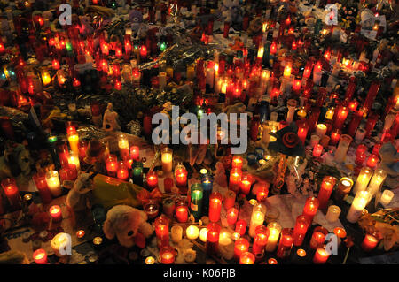 Las Ramblas, Barcelona, Spain. 20th  August 2017.People bring flowers, light up candles and leave dolls prayers and meditations At the beginning  of the Ramblas to pay  tribute  to the victims of  the terrorist attack in Barcelona. Credit: fototext/Alamy Life News Stock Photo
