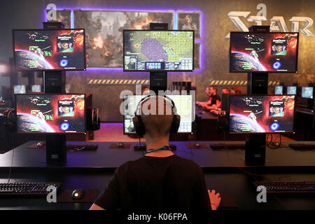 Cologne, Germany. 22nd Aug, 2017. A gamer tries out a computer game at the Gamescom in Cologne, Germany, 22 August 2017. The gaming expo runs through to the 16 August. This year's expo is to be officially opened by the German chancellor Angela Merkel. Photo: Oliver Berg/dpa/Alamy Live News Stock Photo