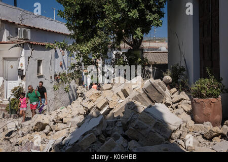 Casamicciola, Italy. 22nd Aug, 2017. A magnitude 3.6 earthquake knock was heard in Ischia late in the day on August 21st. Several collapses, including a palace and a church, numerous wounded. From the rubble between 21 and 22 August, three young brothers were taken live. Two victims found out. (Italy, Ischia, Casamicciola, August 22, 2017) Credit: Independent Photo Agency Srl/Alamy Live News Stock Photo