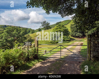 Farm Gate with Please Keep Dogs on Short Leads Sign on the Nidderdale Way near Pateley Bridge Nidderdale AONB Yorkshire England Stock Photo
