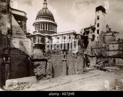 Bomb damage in London - St. Paul's Cathedral fr Distaff Lane Stock Photo