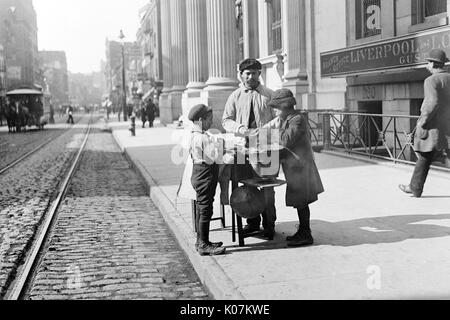 Peanut vendor selling nuts on 42nd Street in New York, USA Stock Photo