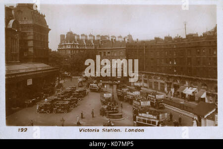 Aerial view, entrance to Victoria Station, London, with cars and buses.      Date: circa 1920s Stock Photo