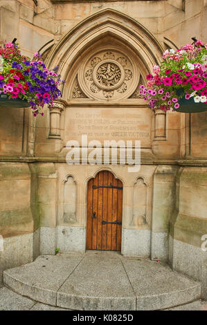 Floral hanging baskets on the American Fountain in Stratford upon Avon Stock Photo