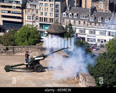 The One o'clock gun firing from Edinburgh Castle Stock Photo
