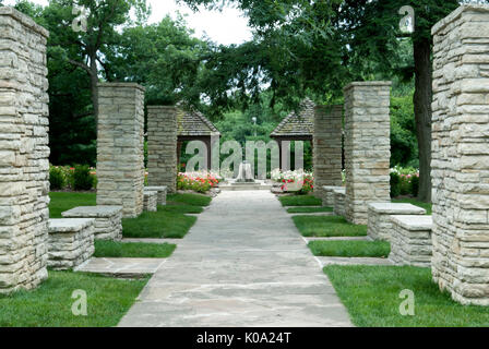 Walk to the Clair and Miles Mills Rose Garden, Greenwood / Ashworth Park, Mills Rose GArden, r , Des Moines, Iowa, USA, Stock Photo