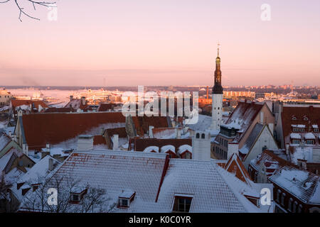 All-linn (Lower Town) and the spire of Oleviste Kirik (St Olaf's Church) from Kohtuotsa viewpoint, Tallinn, Estonia, on a freezing Winter's evening Stock Photo