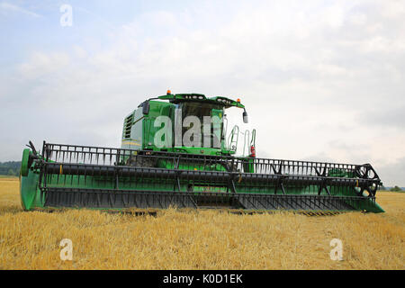 SALO, FINLAND - AUGUST 18, 2017: John Deere Combine T660 with 630D cutting unit on stubble field on Puontin Peltopaivat Agricultural Harvesting and Cu Stock Photo