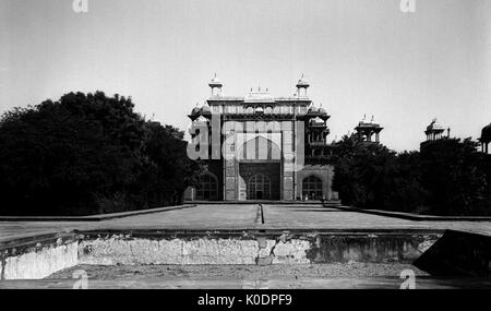 AJAXNETPHOTO. 2ND JANUARY, 1922. AGRA, INDIA. - SECANDRA, AGRA DISTRICT. THE EMPEROR AKBAR'S TOMB, FRONT VIEW. PHOTO:T.J.SPOONER COLL/AJAX VINTAGE PICTURE LIBRARY REF; 19220201 1027 