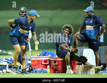 Sri Lanka Cricket coach Nic Pothas(L) having fun with Sri Lanka Senior fast bowler Lasith Malinga (2R) regarding the settlement of Shikhar Dhawan during the Practices season at the Pallekele International Cricket Stadium in Pallekele on August 22, 2017 Credit: Lahiru Harshana/Alamy Live News Stock Photo