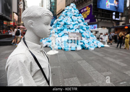 New York, United States. 22nd Aug, 2017. An artistic intervention with several sugar packages and two statues made of sugar draws attention in Times Square in New York City on Tuesday, the 22nd. The action warns that 45,485 pounds of sugar are consumed every five minutes in the United States. Credit: Brazil Photo Press/Alamy Live News Stock Photo