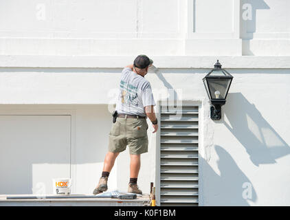 Washington, USA. 22nd Aug, 2017. Contractor paints one of the outside walls on the West Wing of the White House in Washington, DC on Tuesday, August 22, 2017. Credit: MediaPunch Inc/Alamy Live News Stock Photo