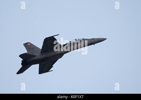 August 11, 2017 - Abbotsford, British Columbia, Canada - A United States Navy Boeing F/A-18F Super Hornet fighter jet performs an aerial display during the Abbotsford International Airshow, August 11, 2017. (Credit Image: © Bayne Stanley via ZUMA Wire) Stock Photo